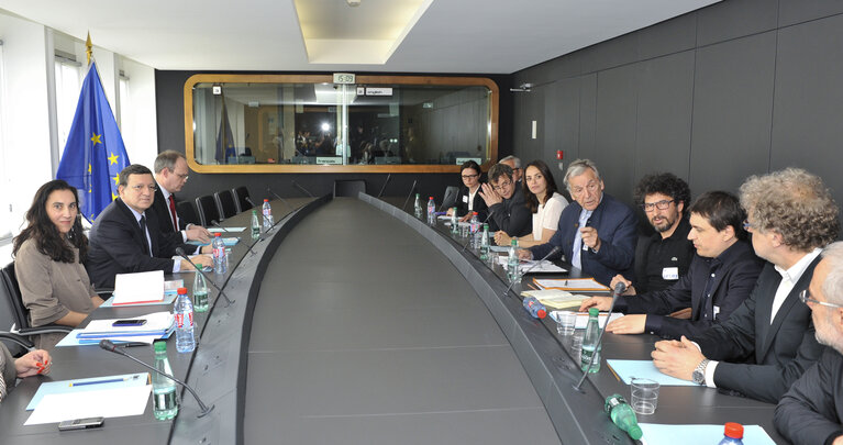 Foto 2: As result of the mobilization of MEPs, a delegation of artists and actors come to Parliament to bring the claims of the sector against the EU-US agreement