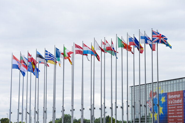 Fotogrāfija 5: Flags in front of the European Parliament in Strasbourg