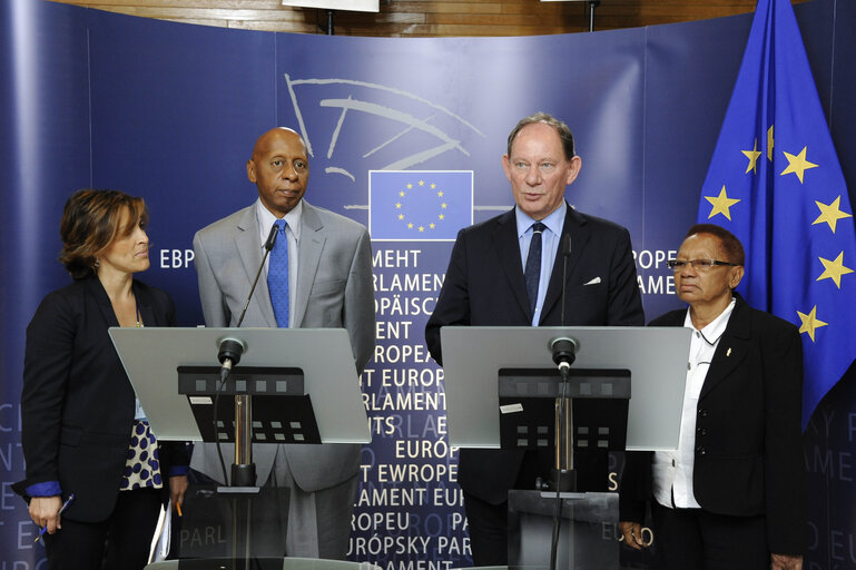 Fotografi 8: Press point of Edward Mc MILLAN SCOTT Mep and Guillermo FARINAS