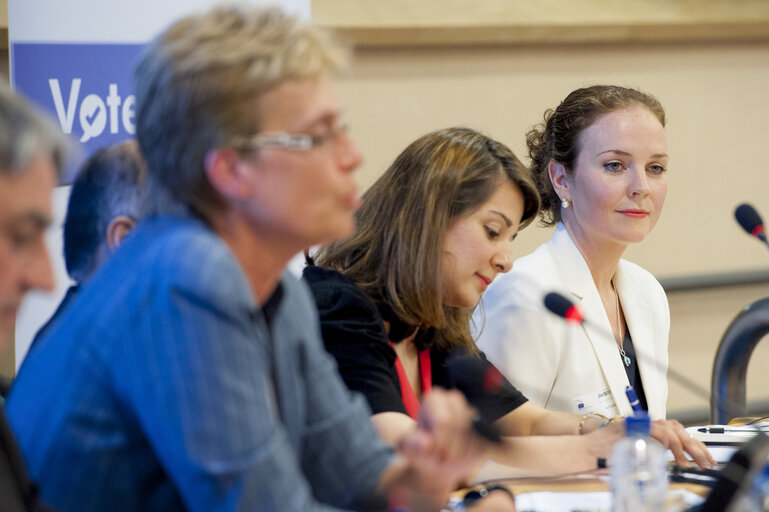 Foto 9: Meeting on Women promoting technology, through the launch of new social media site: VoteMyLink.