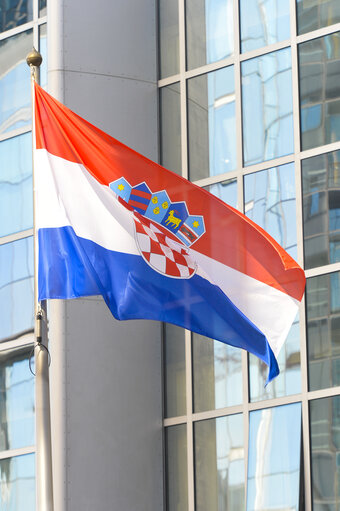 Fotografija 4: Flag of a new incoming member state in front of the European Parliament in Brussels