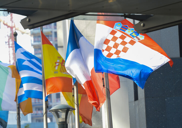 Fotografija 1: Flag of a new incoming member state in front of the European Parliament in Brussels