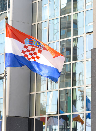 Fotografija 2: Flag of a new incoming member state in front of the European Parliament in Brussels