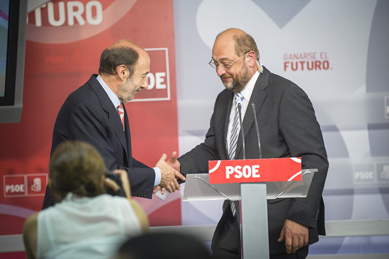 Foto 6: Martin SCHULZ - EP President meets with Secretary General of the PSOE Alfredo PEREZ RUBALCABA in Madrid