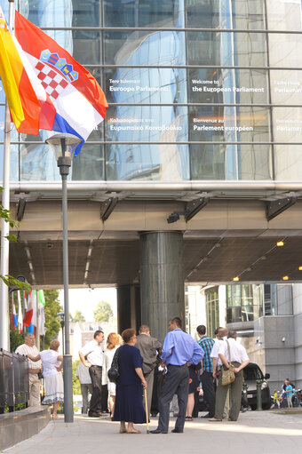 Fotografija 5: Flag of a new incoming member state in front of the European Parliament in Brussels