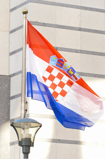 Fotografija 8: Flag of a new incoming member state in front of the European Parliament in Brussels