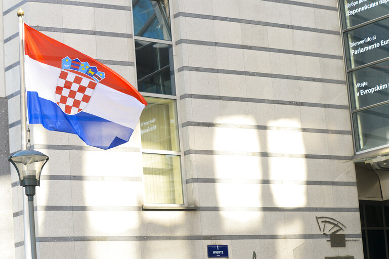 Fotografija 7: Flag of a new incoming member state in front of the European Parliament in Brussels