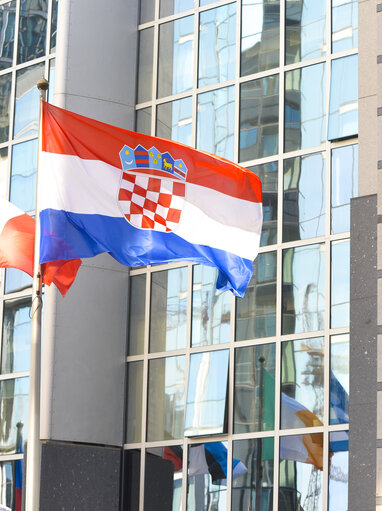 Fotografija 3: Flag of a new incoming member state in front of the European Parliament in Brussels