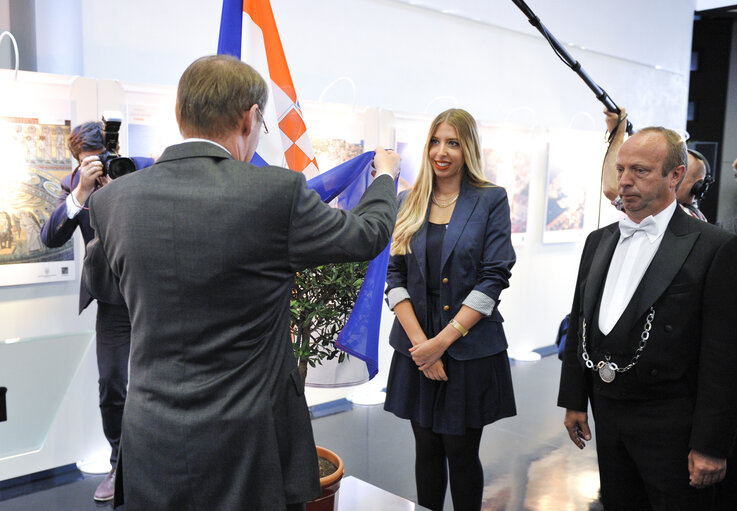 Suriet 5: Croatia Exhibition.  Official ceremony at the occasion of the Croatian Membership in the European Union: planting of an olive tree in the Gallery Nord Exhibition space