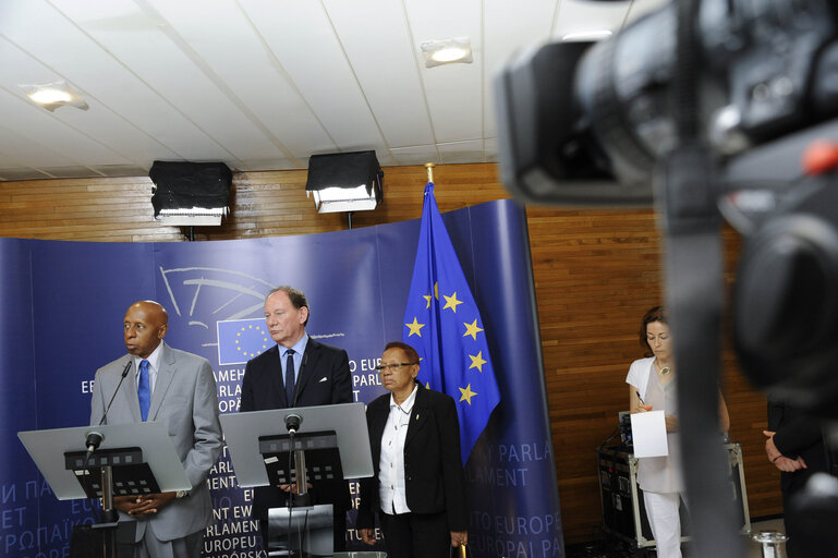 Fotografi 3: Press point of Edward Mc MILLAN SCOTT Mep and Guillermo FARINAS