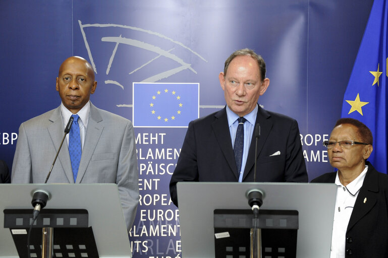 Fotografi 7: Press point of Edward Mc MILLAN SCOTT Mep and Guillermo FARINAS