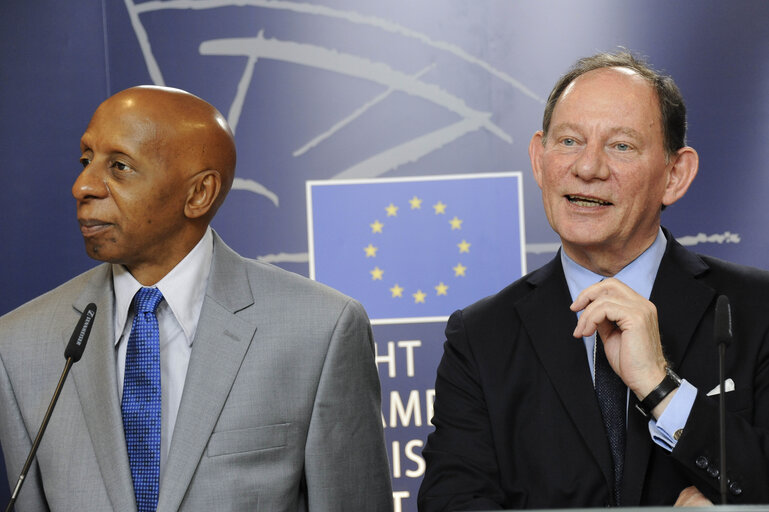 Photo 2 : Press point of Edward Mc MILLAN SCOTT Mep and Guillermo FARINAS