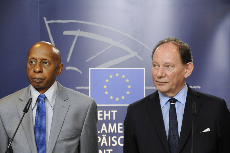 Photo 6 : Press point of Edward Mc MILLAN SCOTT Mep and Guillermo FARINAS