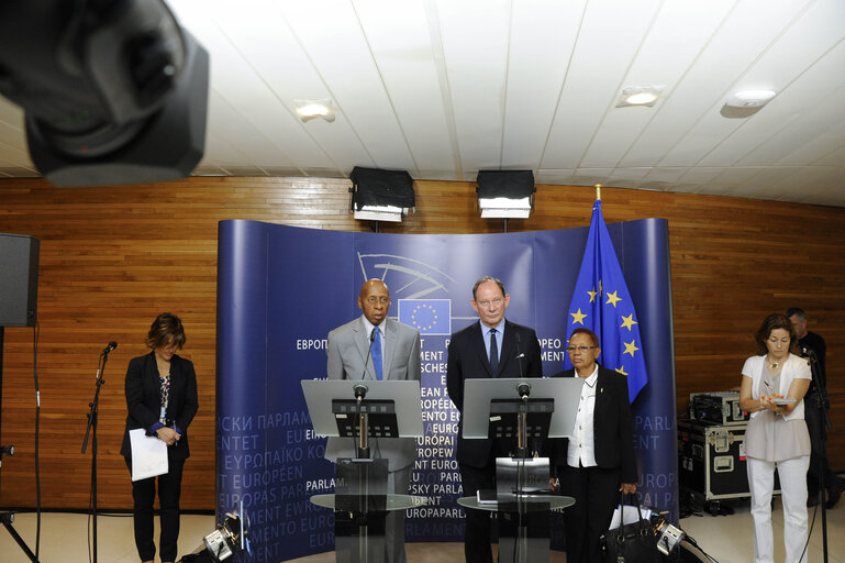 Photo 4 : Press point of Edward Mc MILLAN SCOTT Mep and Guillermo FARINAS