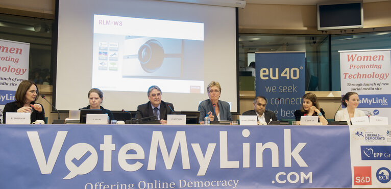 Foto 16: Meeting on Women promoting technology, through the launch of new social media site: VoteMyLink.