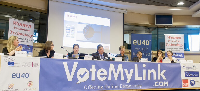 Foto 18: Meeting on Women promoting technology, through the launch of new social media site: VoteMyLink.