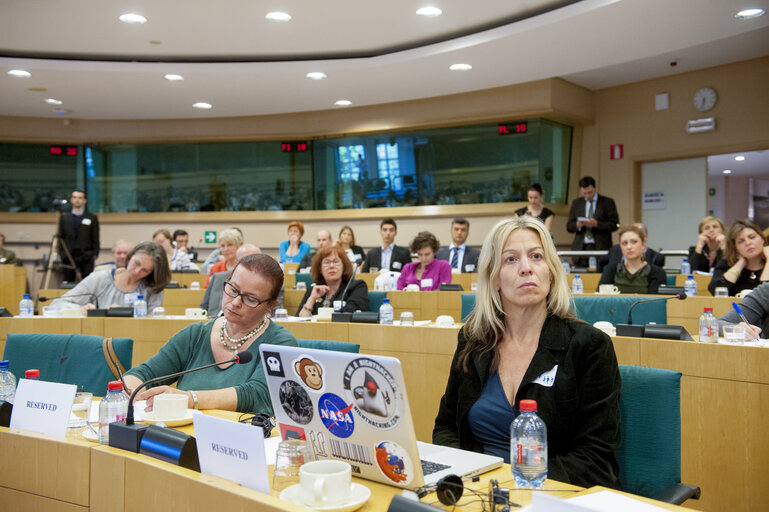 Foto 12: Meeting on Women promoting technology, through the launch of new social media site: VoteMyLink.