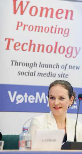 Foto 15: Meeting on Women promoting technology, through the launch of new social media site: VoteMyLink.