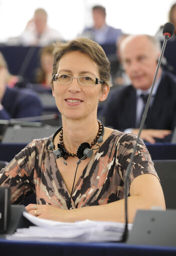 Fotografi 3: MEP Sari ESSAYAH votes in plenary session