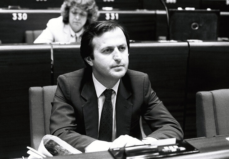 Fotografie 10: The MEP Antonios GEORGIADIS during a session in the hemicycle of Strasbourg in June 1982.