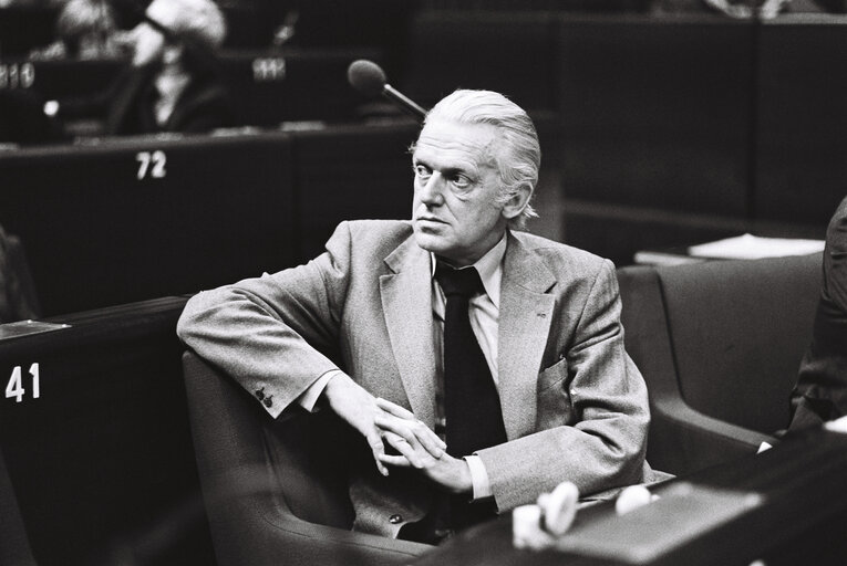 Foto 7: The European Commissioner Finn Olav GUNDELACH during a plenary session in Strasbourg in November 1979.