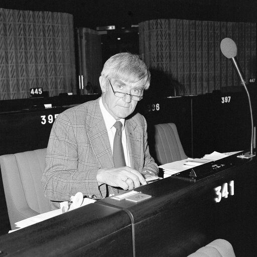 Foto 13: The MEP Dieter ROGALLA at the hemicycle of Strasbourg in June 1982.