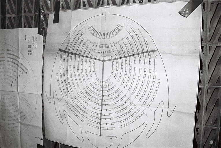 Photo 11 : Reorganization of the number of places in the hemicycle of Strasbourg after the enlargement ( Spain and Portugal )