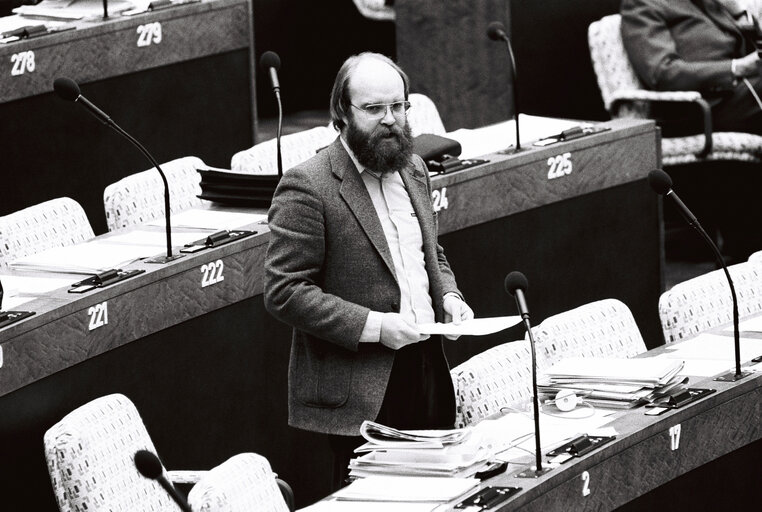 Foto 27: The MEP Ove FICH during a session in Luxembourg in February 1981.