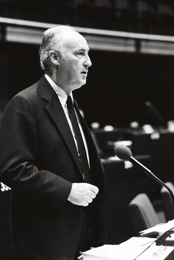 Fotografi 39: The MEP Ernst MULLER-HERMANN during a session in Strasbourg in February 1980.