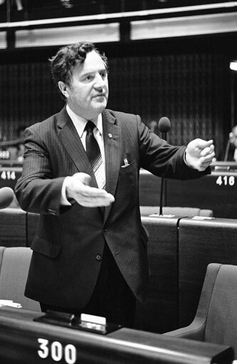 Valokuva 17: The MEP Patrick LALOR during a session in Strasbourg on May 1981.