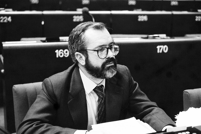 Fotografija 5: The delegue Miguel ARIAS CANETE during a session in Strasbourg in March 1986.