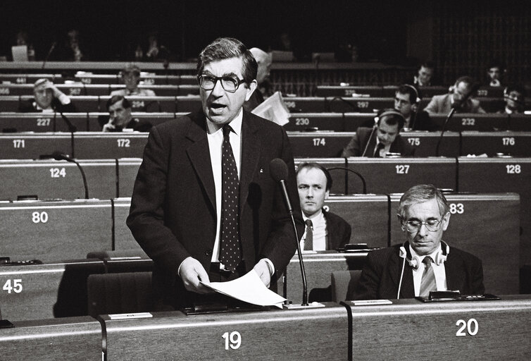 Foto 2: The Commissioner for the Environment, Consumer Protection and Transport in plenary session in Strasbourg in November 1986.