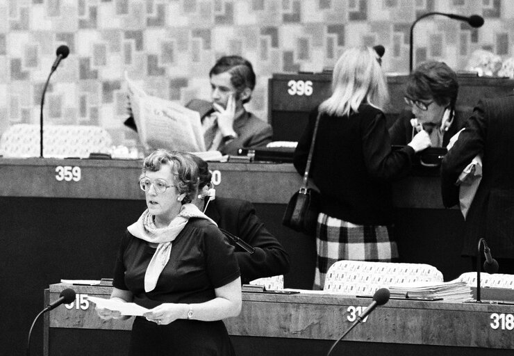 Photo 6: The MEP Annie KROUWEL-VLAM during a session in Luxembourg on February 1981.