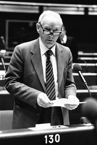 Снимка 13: The MEP Mark CLINTON during a session in Strasbourg in October 1980.