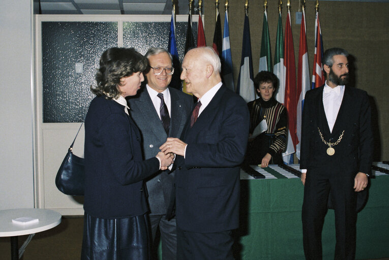 Foto 17: Presentation of medals to long term civil servants by Pierre PFLIMLIN EP President, Bâtiment Schuman Luxembourg