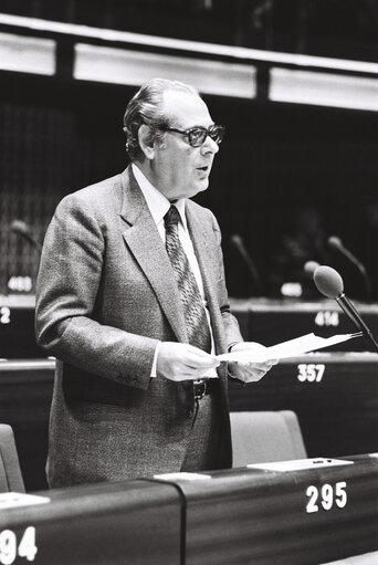 Fotografie 42: The MEP Marcello MODIANO during a session in Strasbourg in April 1980.