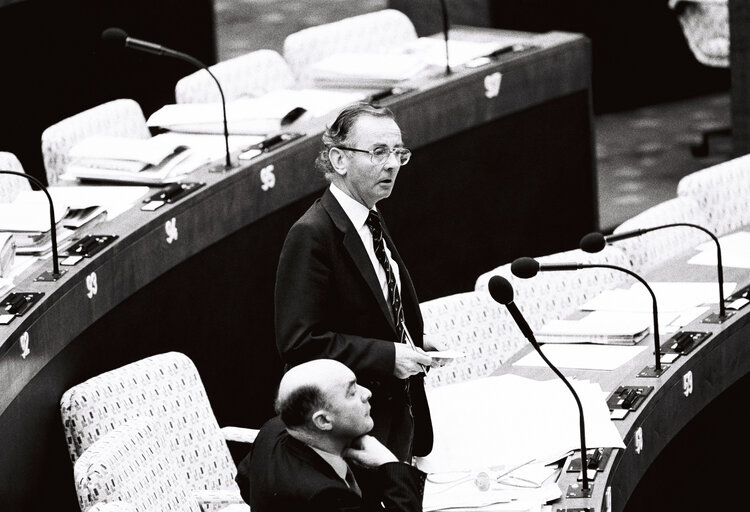 Valokuva 30: The MEP Richie RYAN during a session in Luxembourg in February 1981.