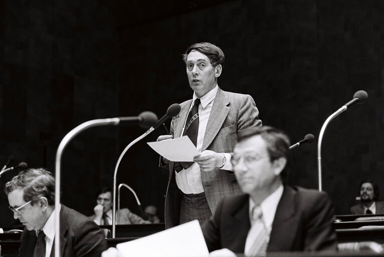 Fotagrafa 3: The delegue William Mark HUGHES during a session in April 1978.