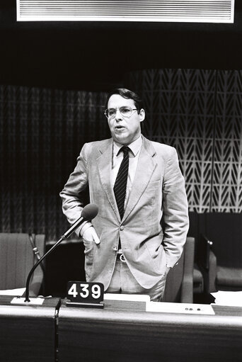 Снимка 10: The MEP Klaus H.W. WETTIG during a session in the hemicycle of Strasbourg in November 1979.