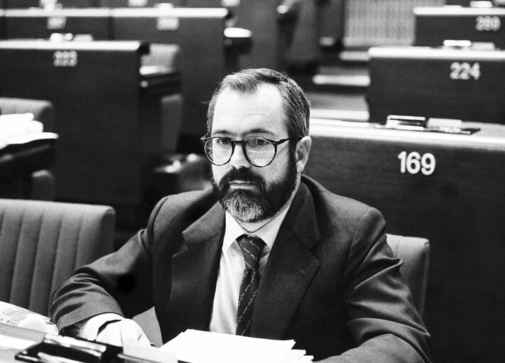 Fotografija 6: The delegue Miguel ARIAS CANETE during a session in Strasbourg in March 1986.