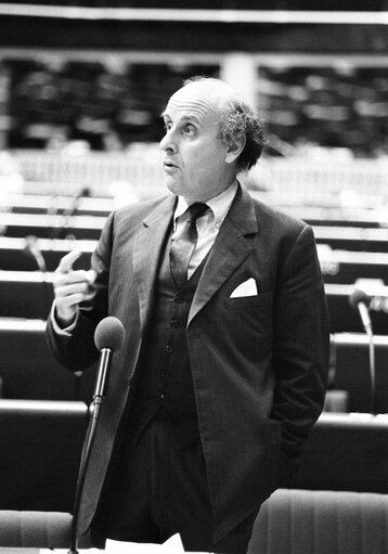 Снимка 4: The European Commissioner Etienne DAVIGNON during a session in Strasbourg in October 1980.