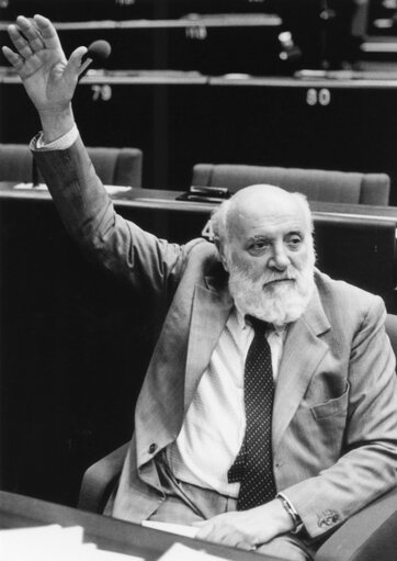 Fotografija 2: The MEP Altiero SPINELLI during a Plenary session in Strasbourg on February 14, 1984.