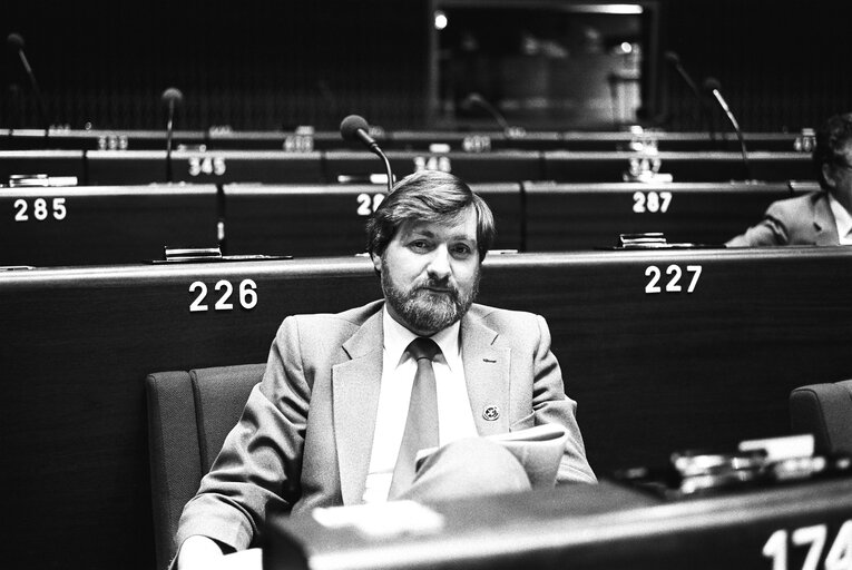 Nuotrauka 2: The MEP Michael J. HINDLEY during a session in Strasbourg in April 1985.