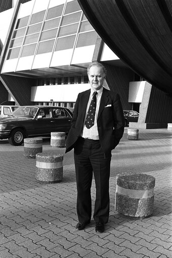 Fotó 4: The MEP James MOORHOUSE in front of the European Parliament of Strasbourg in February 1984.