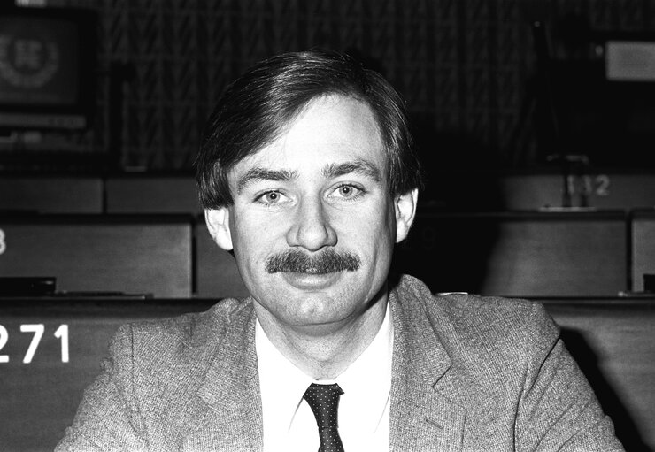 Photo 3 : The MEP Geoffrey W. HOON during a session in Strasbourg in January 1985.