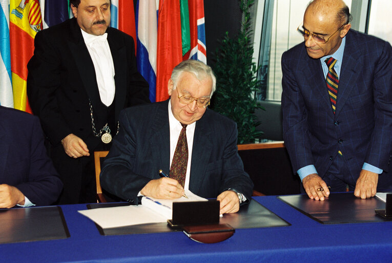 Photo 12: Ceremonial signing of co-decision Council - PE