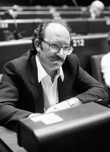 Fotografi 11: The MEP Bruno FERRERO during a session in the hemicycle of Strasbourg in June 1982.