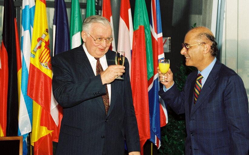 Photo 15: Ceremonial signing of co-decision Council - PE