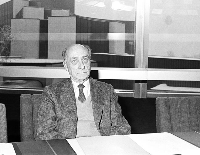 Foto 2: The MEP Gerard JAQUET during a session in  January 1982.