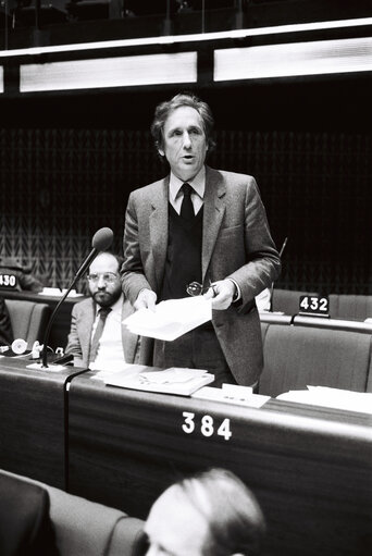 Fotografie 21: The MEP Giorgio RUFFOLO during a session in Strasbourg in April 1980.